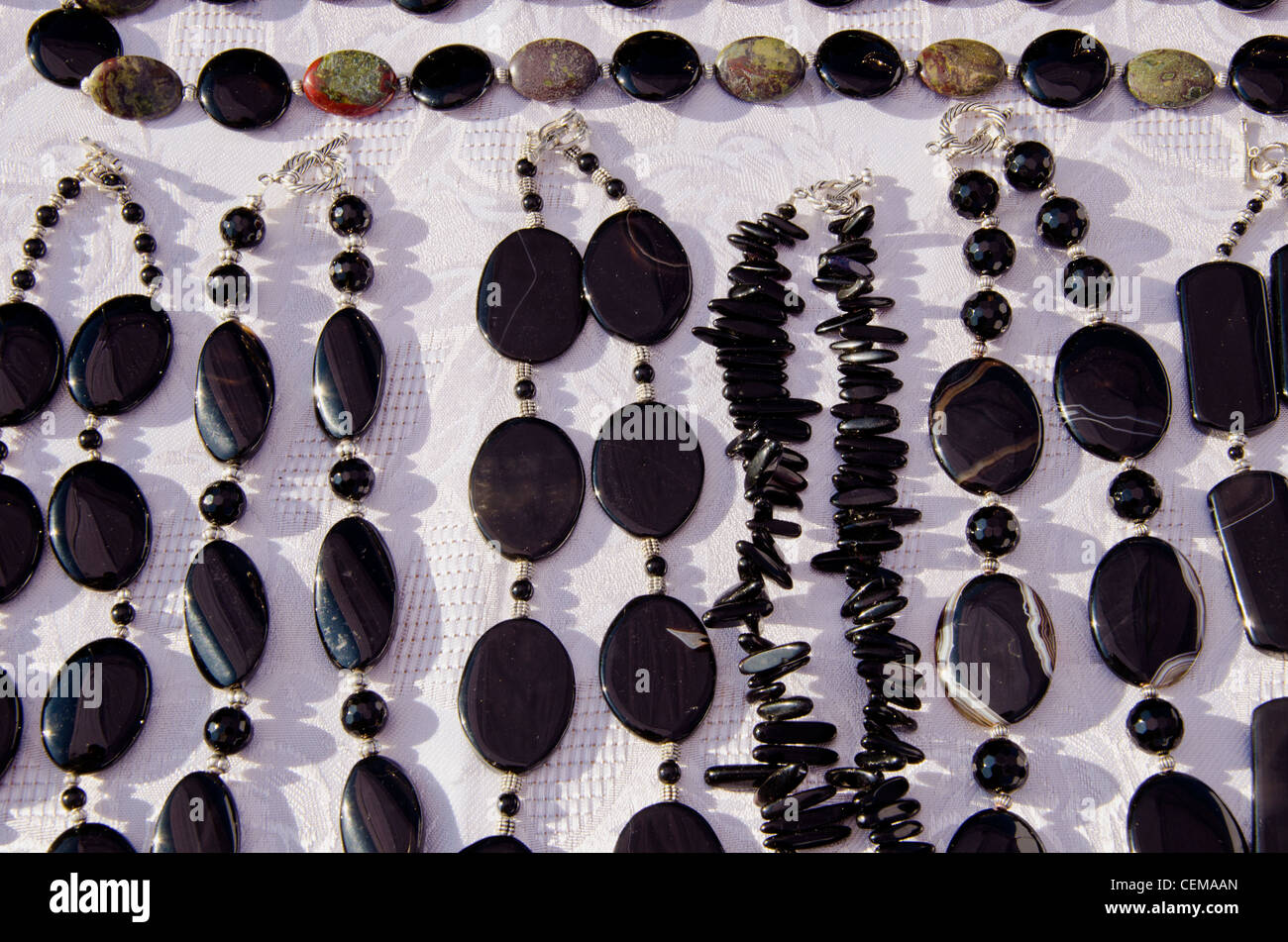 Nero scuro collana gioielli closeup sulla tavola in vendita outdoor mercato equo. Foto Stock