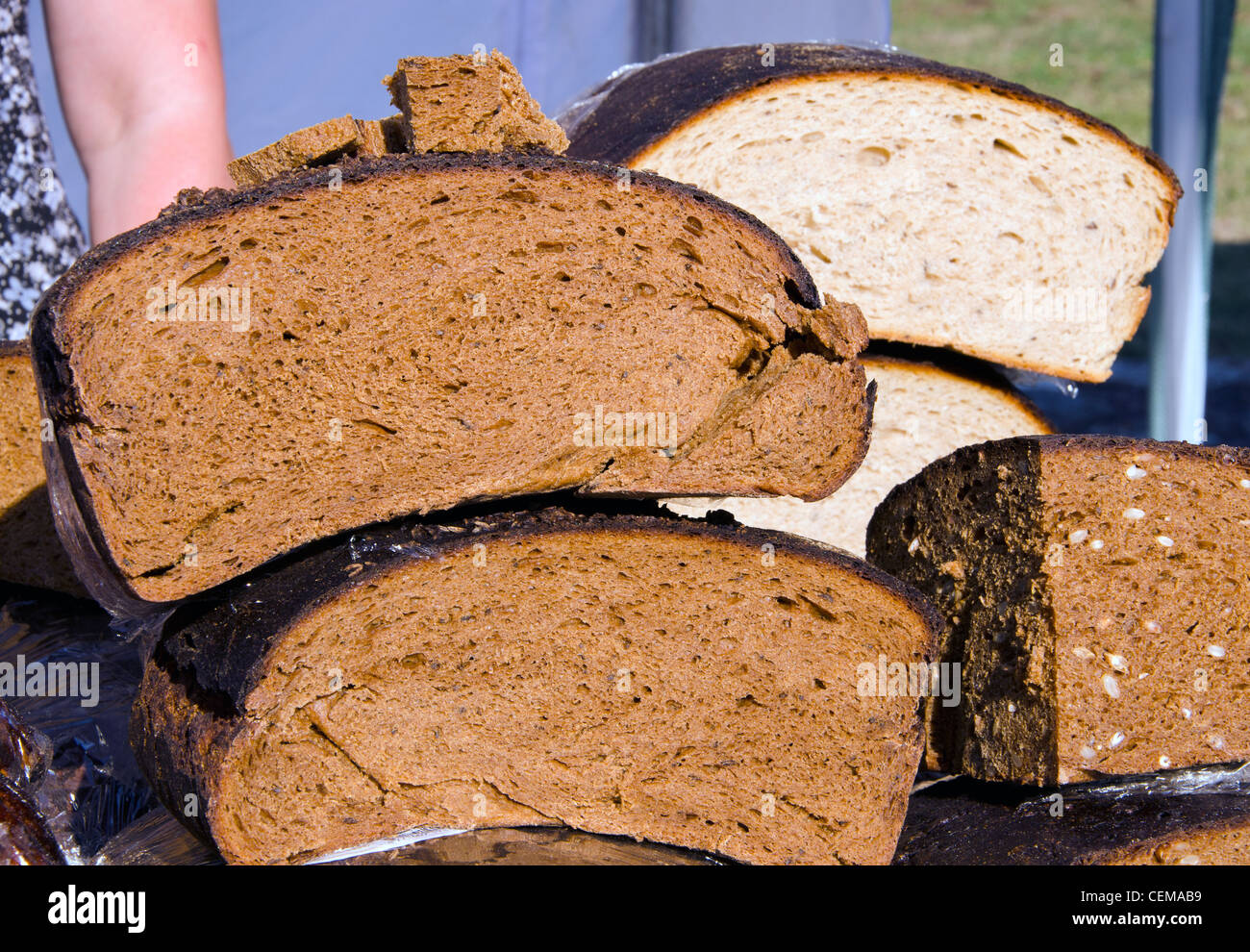 Freschi di forno pane rustico in vendita in via del mercato equo. Foto Stock