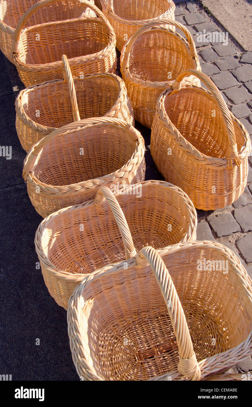 Vimini fatti a mano in legno sacchi venduti a outdoor street market fair Foto Stock