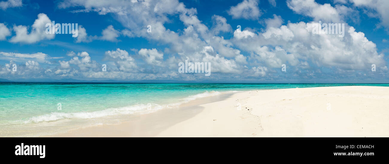 La sabbia bianca e acque turchesi di Vlassof Cay. Great Barrier Reef Marine Park, Queensland, Australia Foto Stock