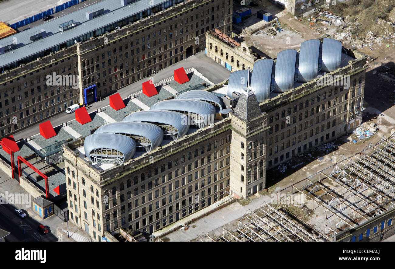 Immagine aerea degli edifici di appartamenti Velvet Mills in un vecchio mulino, Bradford, West Yorkshire Foto Stock