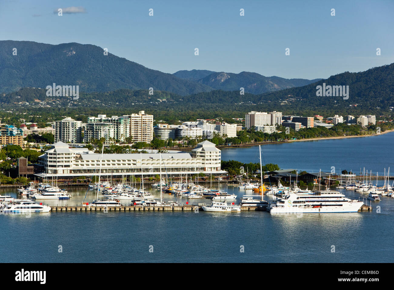 Vista aerea del Marlin Marina e il centro città. Cairns, Queensland, Australia Foto Stock