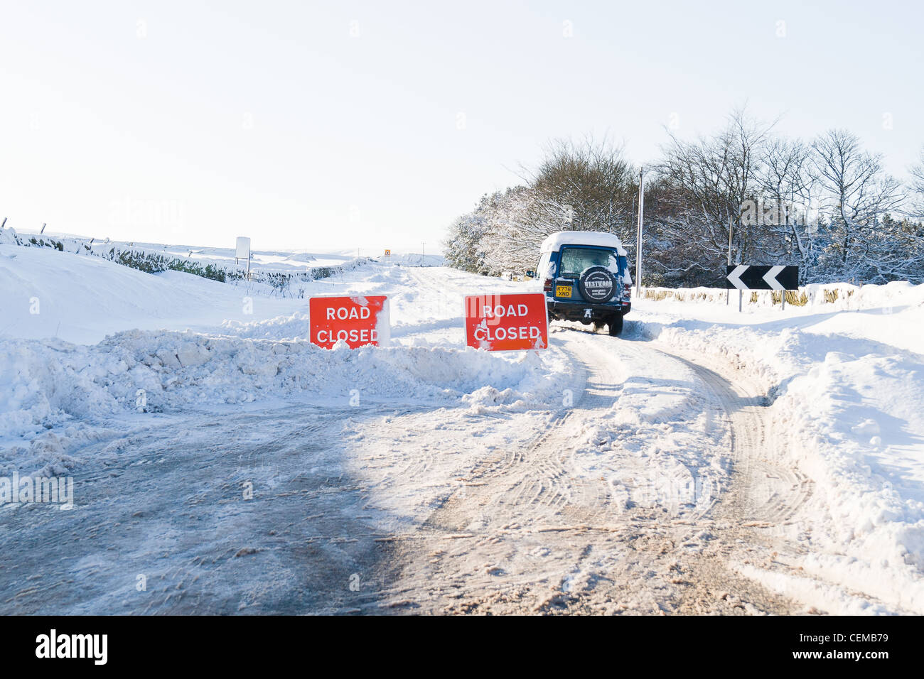 Una strada chiusa da neve in Pennines, West Yorkshire Foto Stock