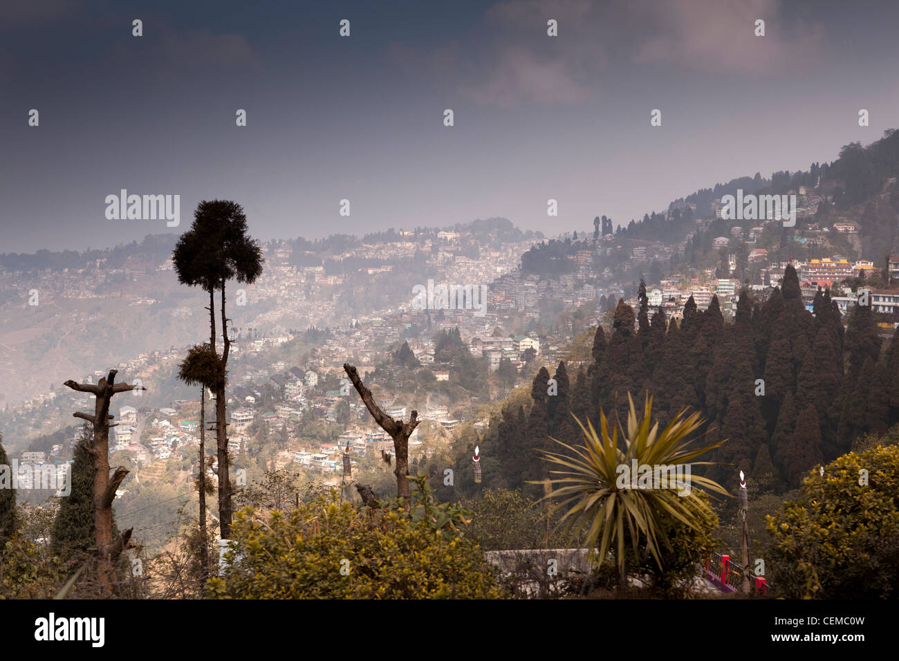 India Bengala Occidentale, Darjeeling, hillstation himalayana dello skyline della città da Ghoom Foto Stock