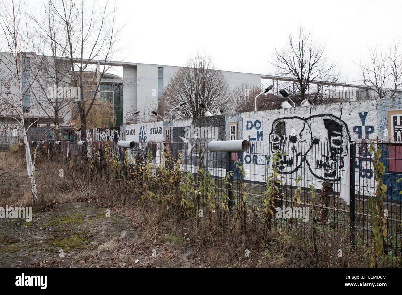 Muro di Berlino nella sua posizione originale, tra il moderno parlamento tedesco e premere edifici di uffici. Ora un sito di costruzione. Foto Stock