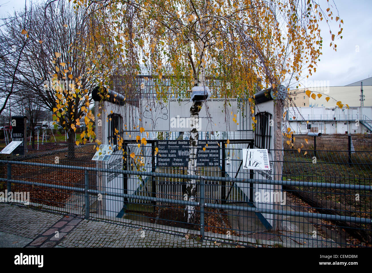Giardino della Pace. Muro di Berlino ancora nella posizione originale. Tra il moderno parlamento tedesco e premere edifici di uffici. Foto Stock