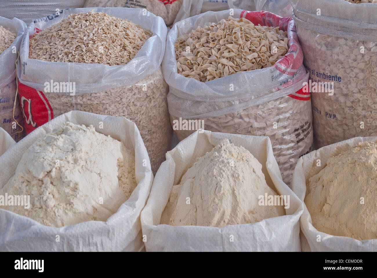 Aprire i sacchi di grani sono esposti per la vendita al pubblico nel mercato Pujili, Ecuador. Foto Stock