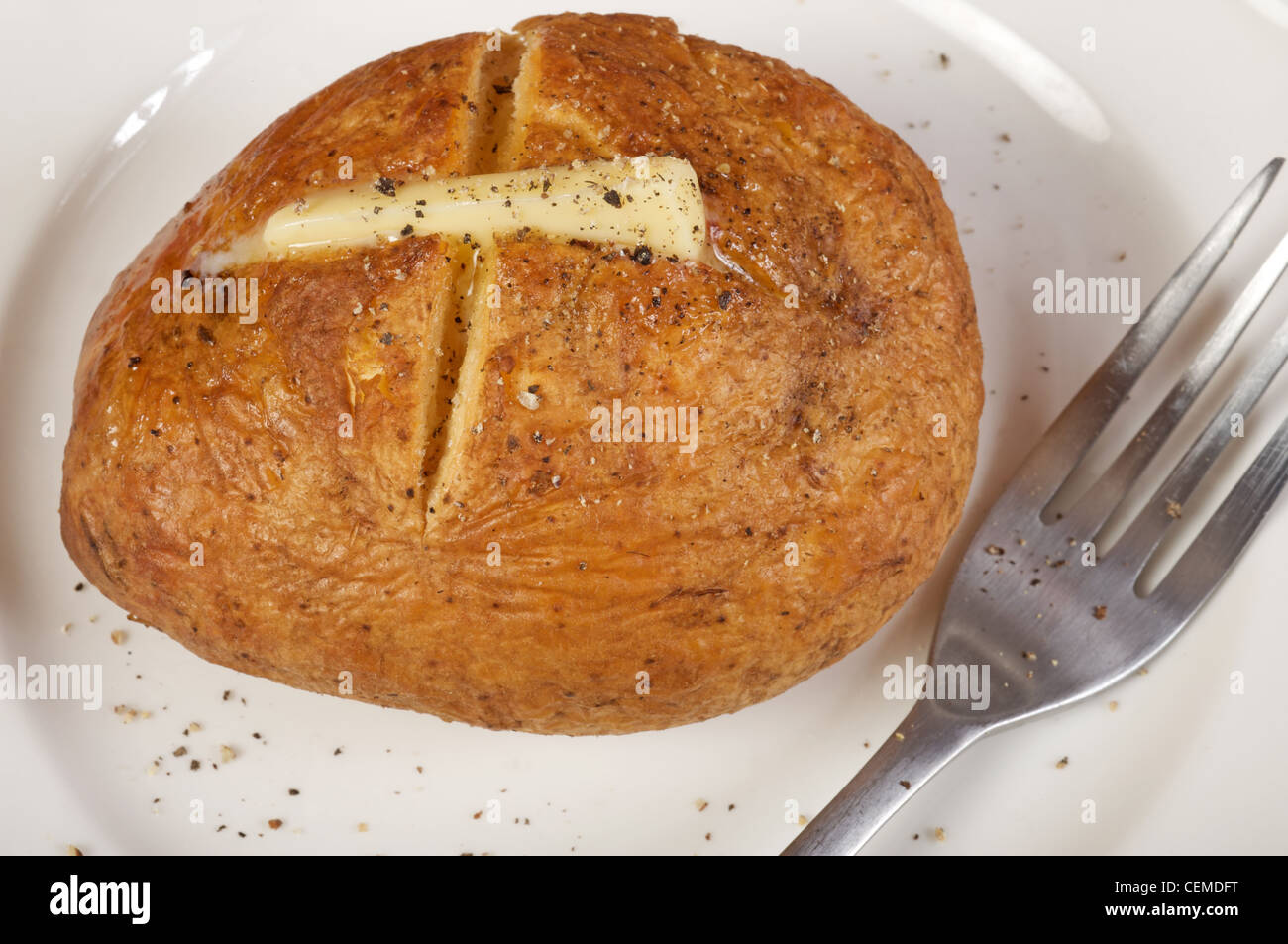 Patate al forno con burro e pepe nero Foto Stock