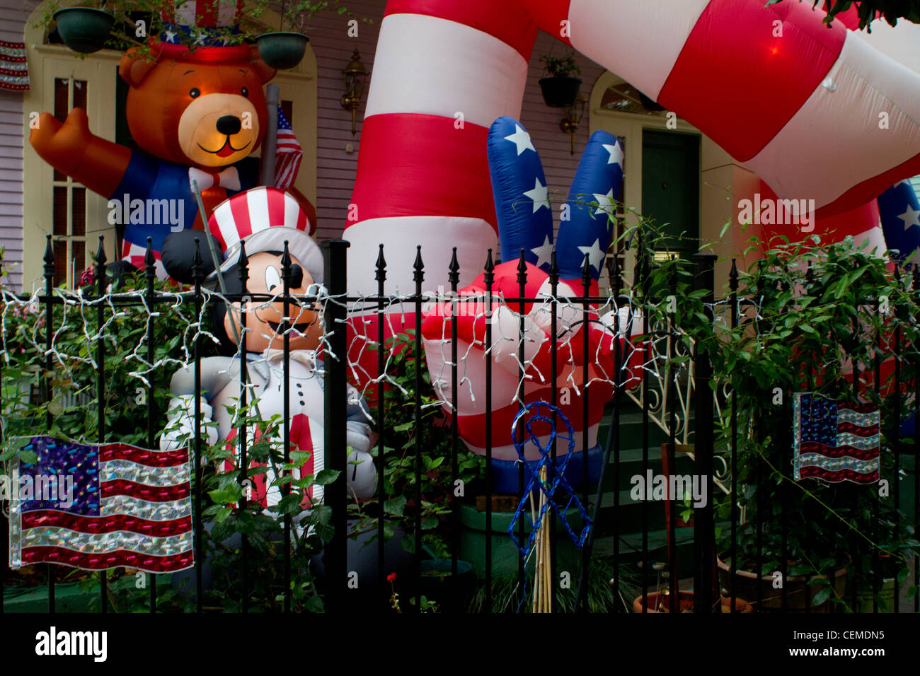 Casa a New Orleans con patriottici bunting / decorazioni Foto Stock