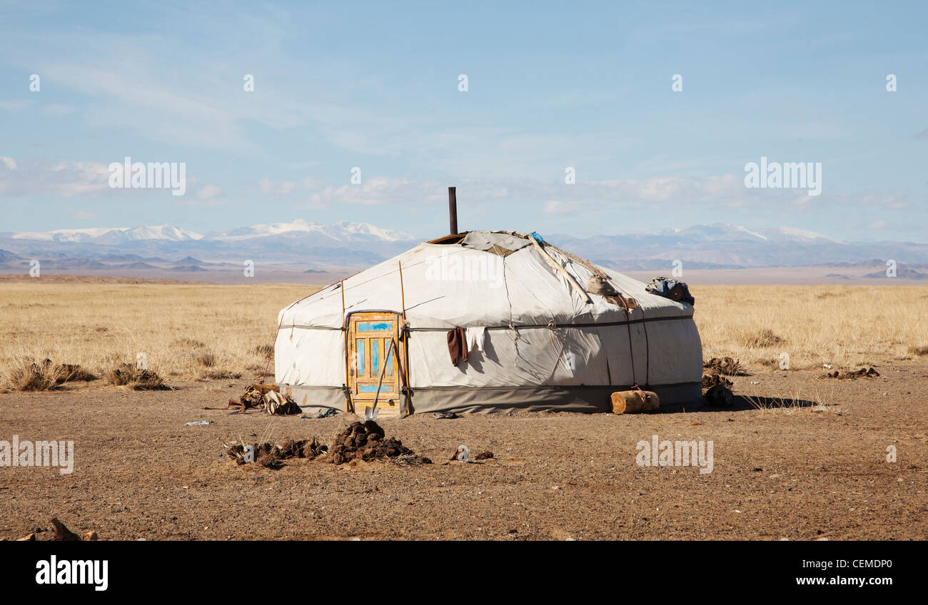 Abitazione tradizionale dei nomadi mongolo yurt, un rifugio sicuro in un clima aspro Foto Stock