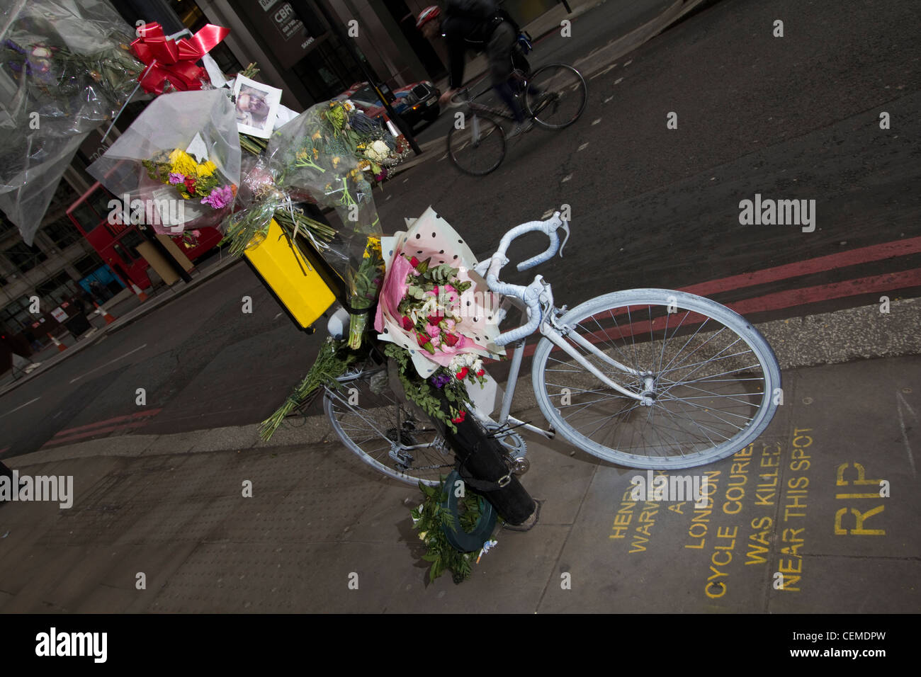 Ghost bike ciclo ghostcycle ghostbike, omaggio a Henry Warwick corriere del ciclo di bishopsgate Londra Foto Stock