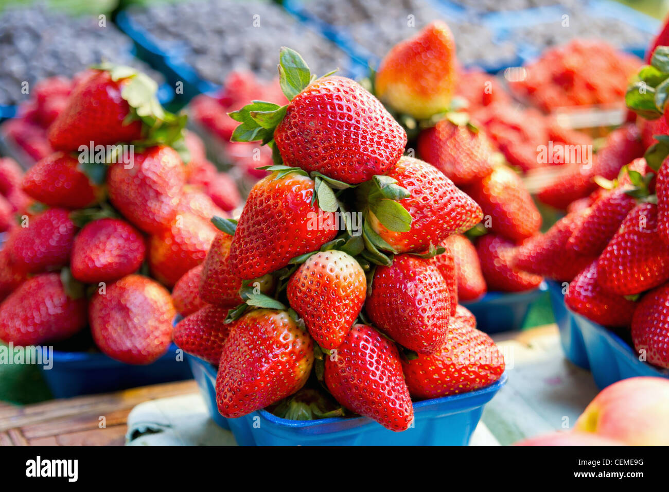 Sweet ripe rosso Fragole in stallo di frutta Foto Stock