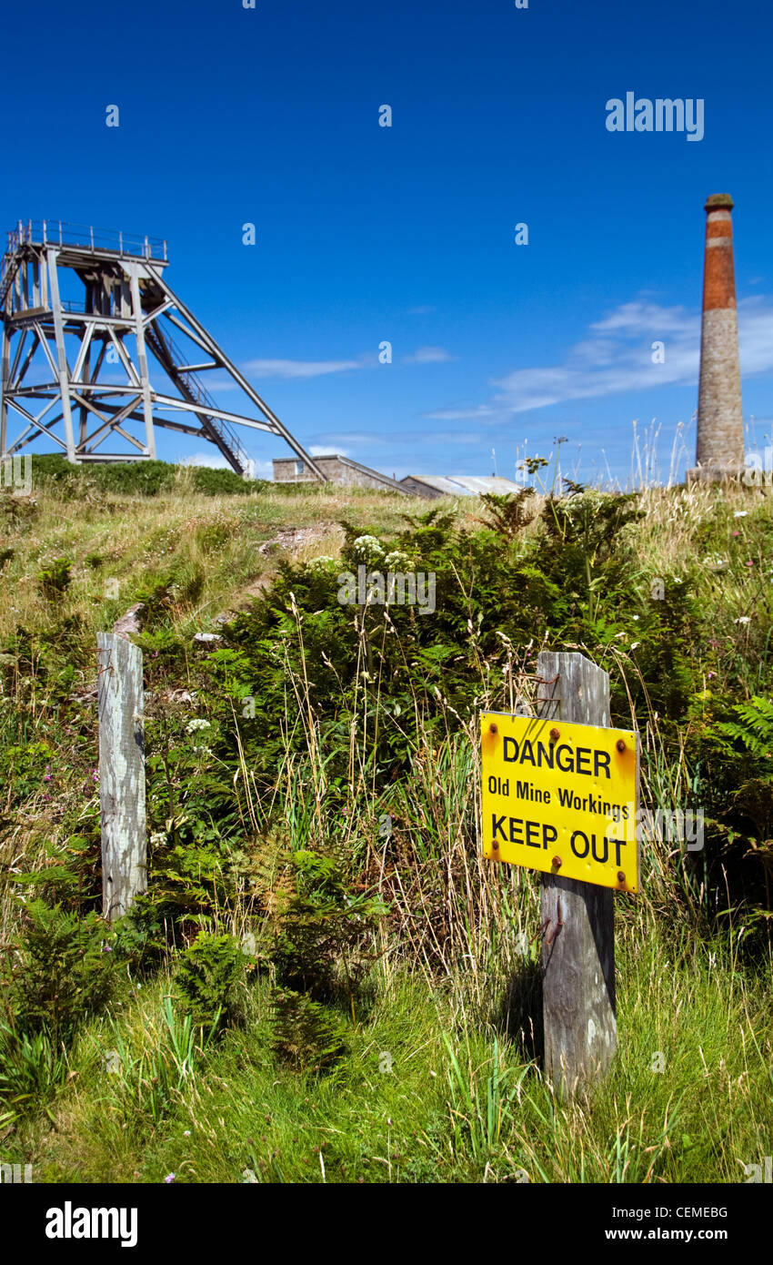 Un segno di pericolo presso la miniera di Botallack sito in Cornovaglia, England, Regno Unito Foto Stock