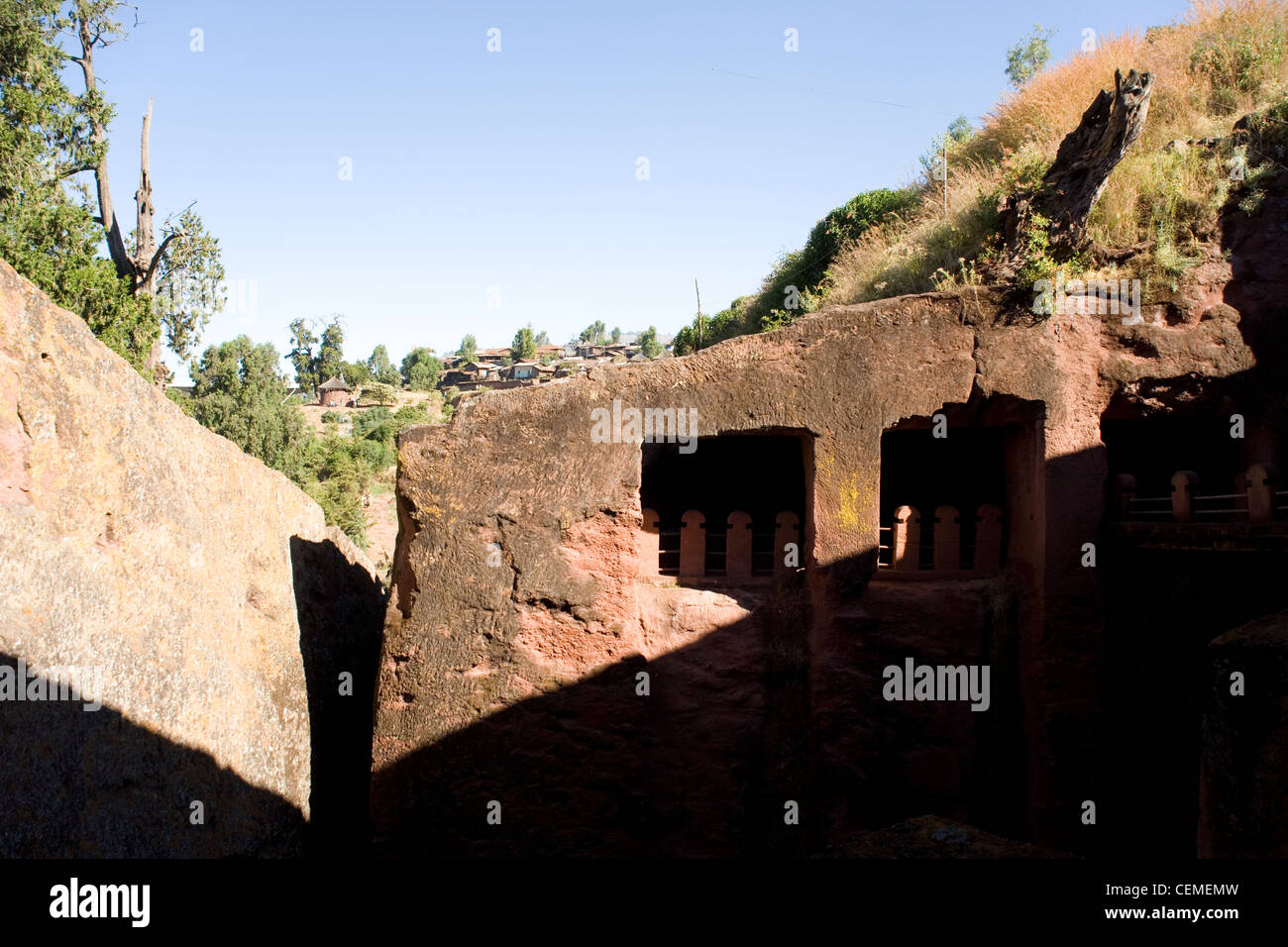 Ingresso alla Casa di Gabriel e Rafael uno del sud gruppo orientale di roccia scavate chiese di Lalibela in Etiopia Foto Stock