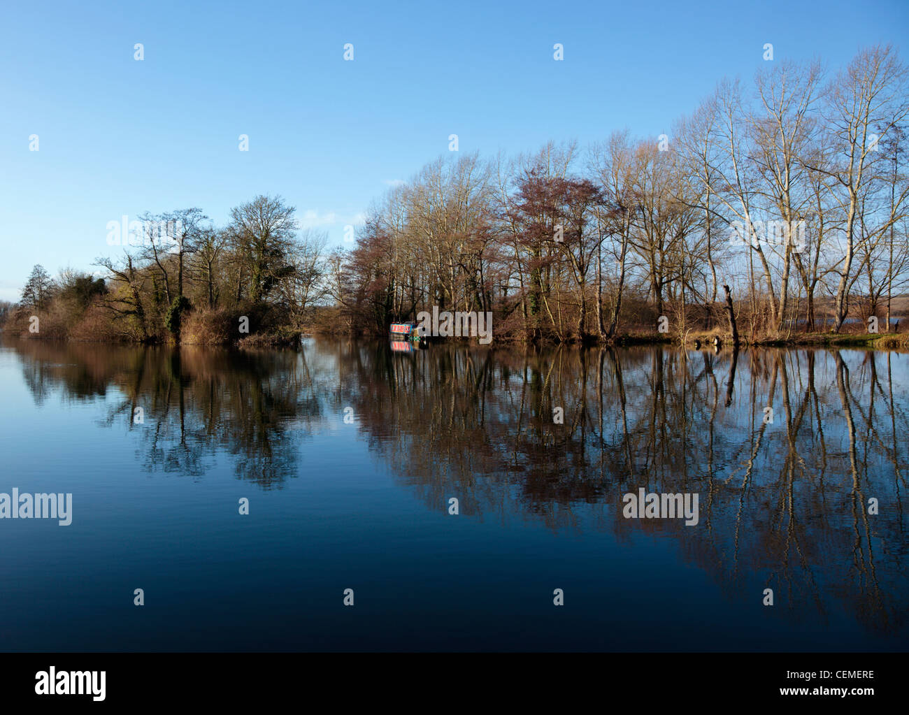 Il fiume Tamigi dal percorso del Tamigi vicino a Sonning England Regno Unito con il canale tradizionale barca stretta Foto Stock