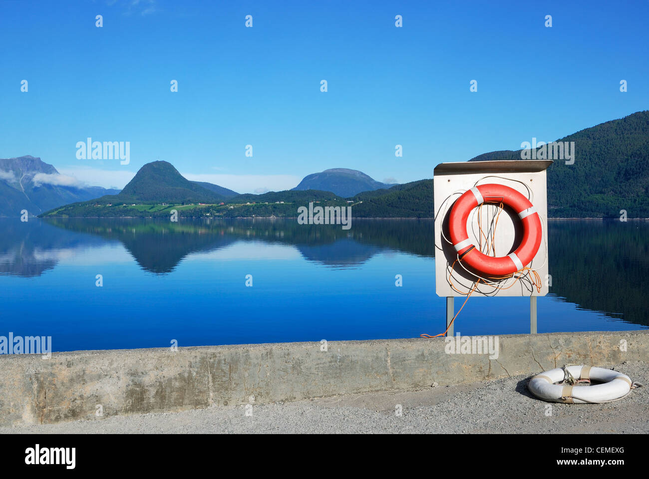 Boa rosso contro il blu vista del fiordo Foto Stock