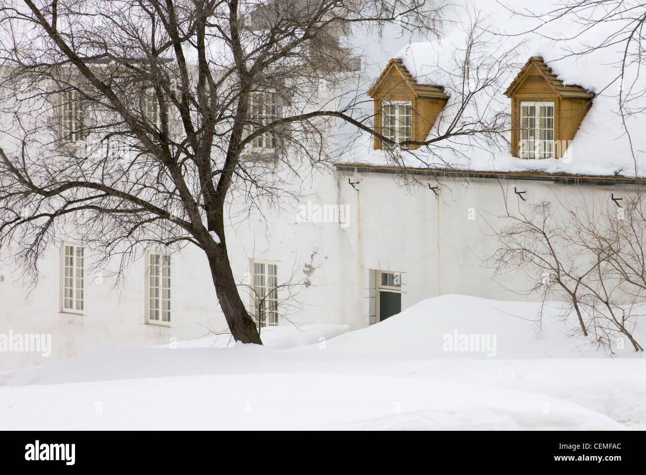 Vecchia casa coperte di neve, Québec, Canada Foto Stock