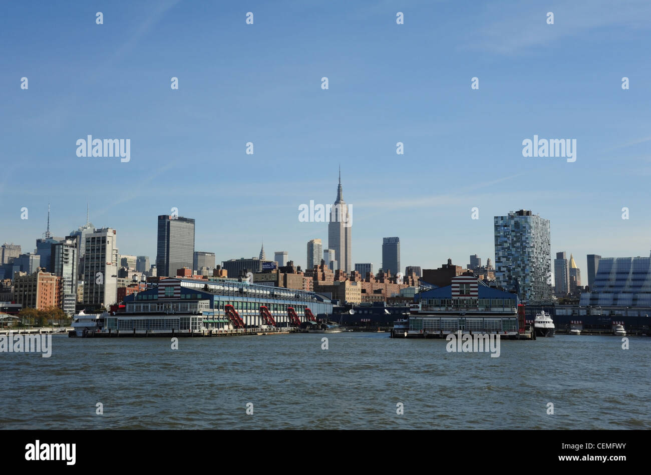 Cielo Blu vista dal fiume Hudson, Moli Chelsea 60 e 61, grattacieli di Manhattan e Empire State Building , New York Foto Stock