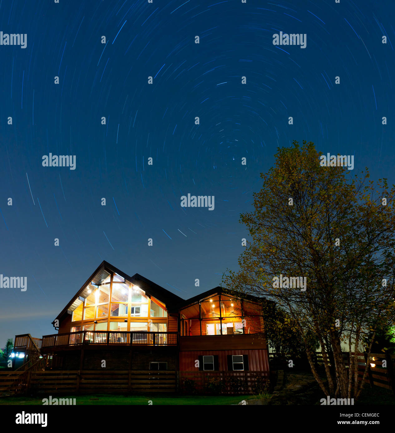 Casa contro il cielo notturno Foto Stock