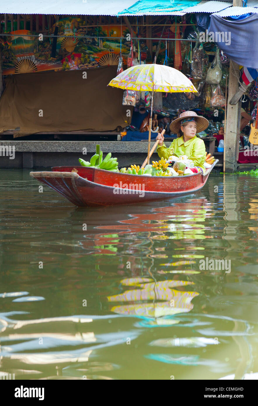 Mercato Galleggiante vicino a Bangkok, in Thailandia Foto Stock