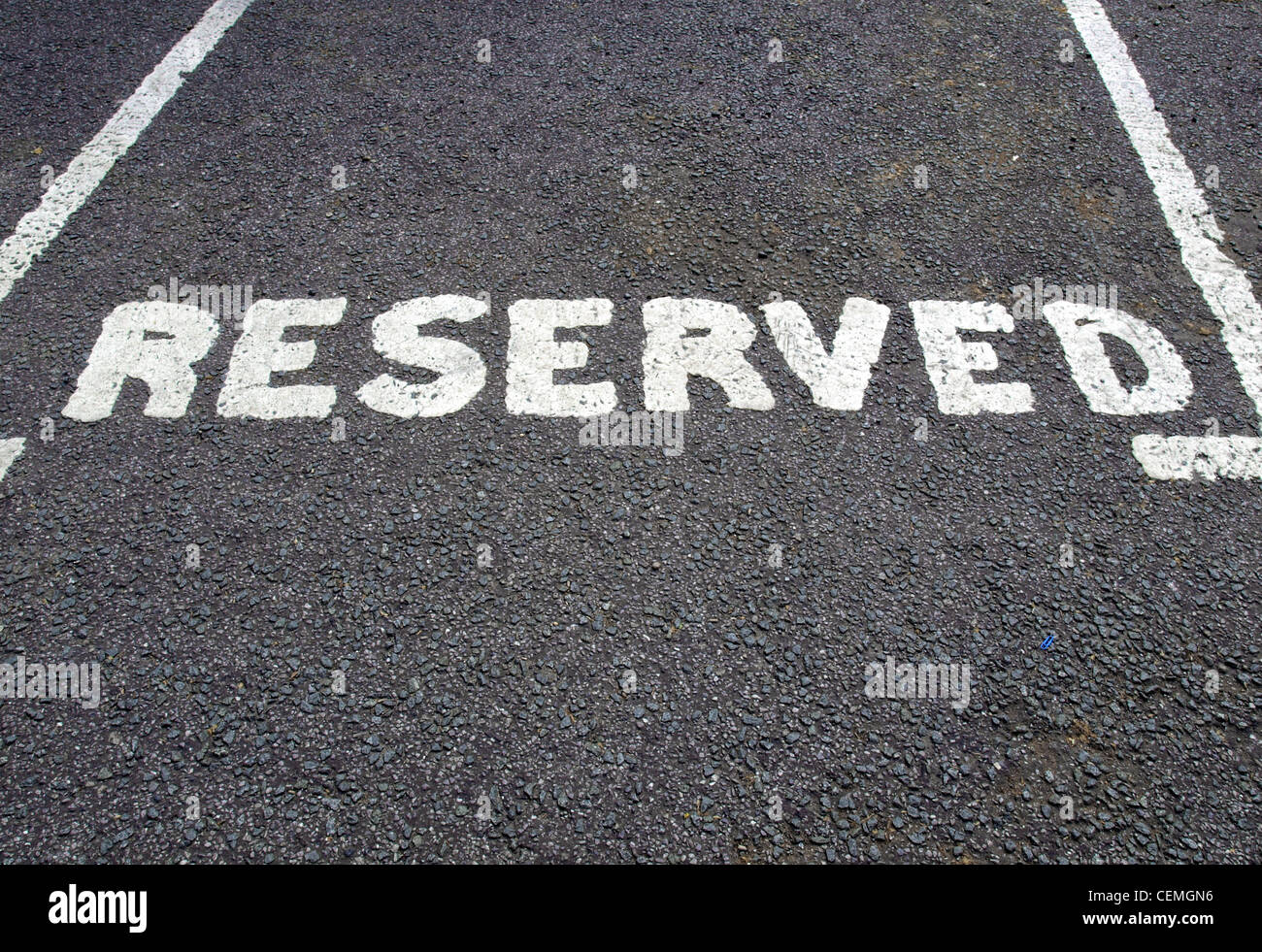 Un cartello stradale per un parcheggio riservato Foto Stock