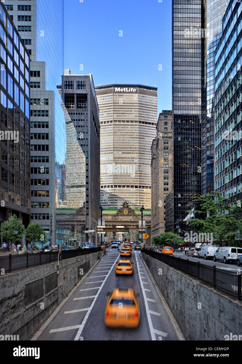 New York Taxi guida su Park Avenue, con Metlife building e Hemsely edificio in background. Foto Stock