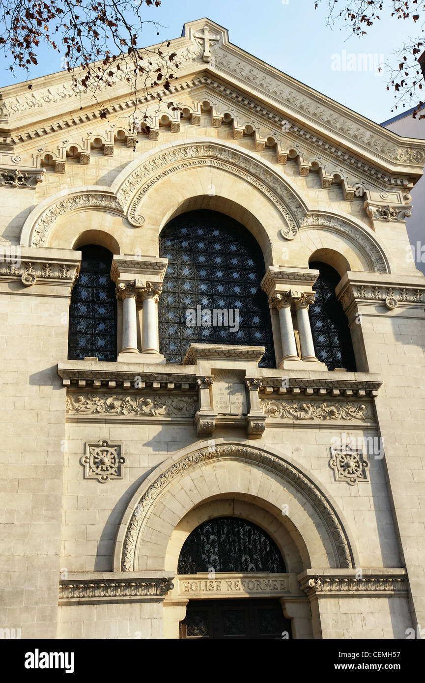 Bella francese chiesa riformata facciata con architettura di pietra e un sacco di dettagli. Foto Stock
