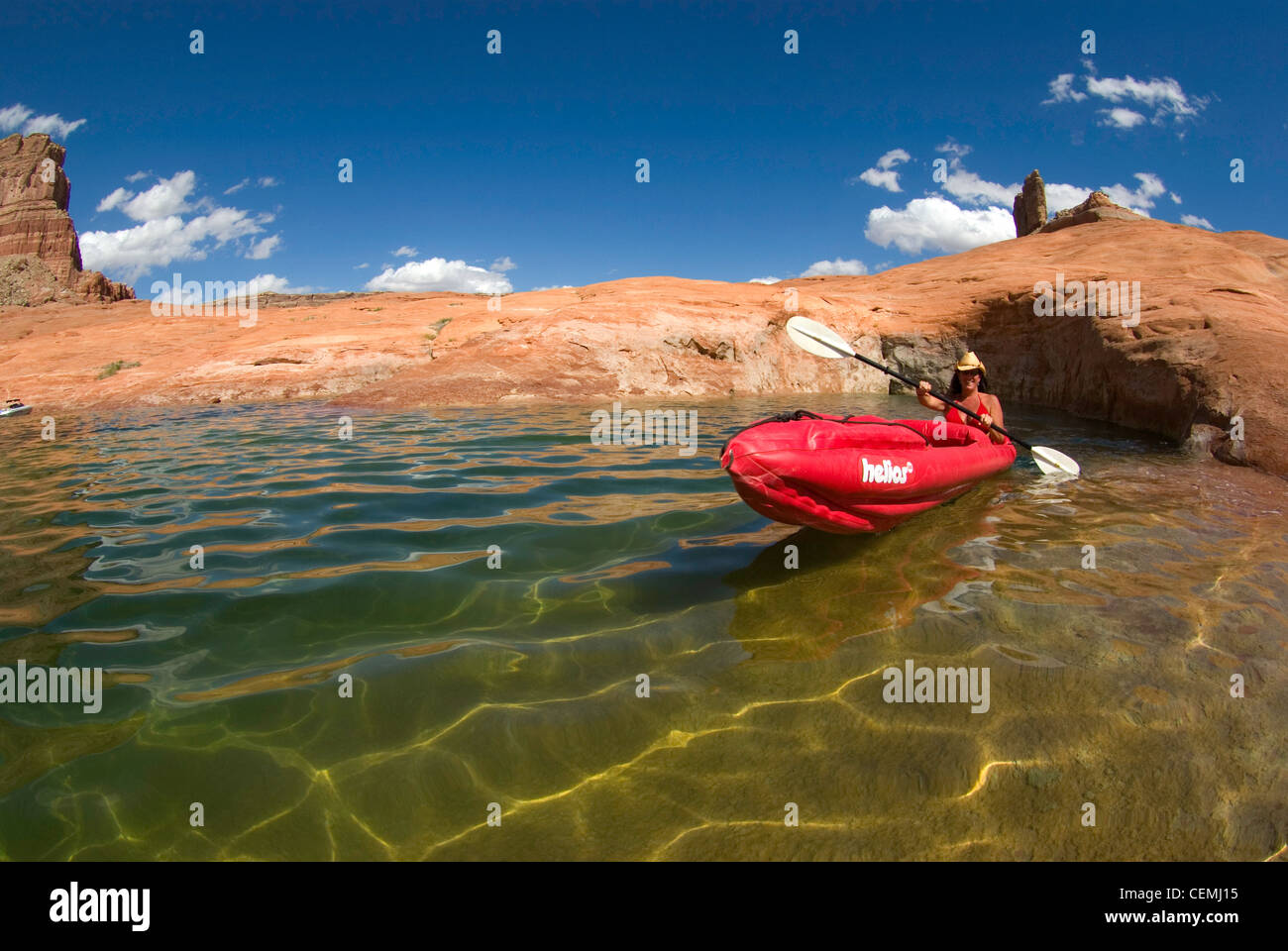 Il kayak al di sotto di Cookie Jar Butte, Padre Bay, Lake Powell, Utah Foto Stock