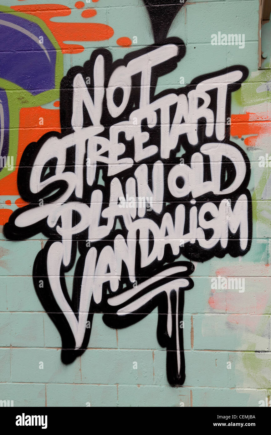 Contemporaneo di arte di strada e non la street art, plain old atti di vandalismo Foto Stock