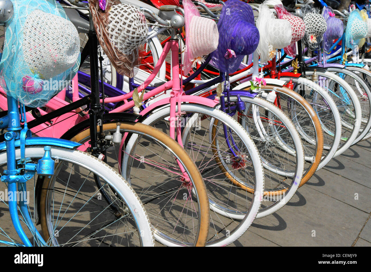 Le biciclette con cofani per affitto a Fatahillah Square a Giacarta Foto Stock