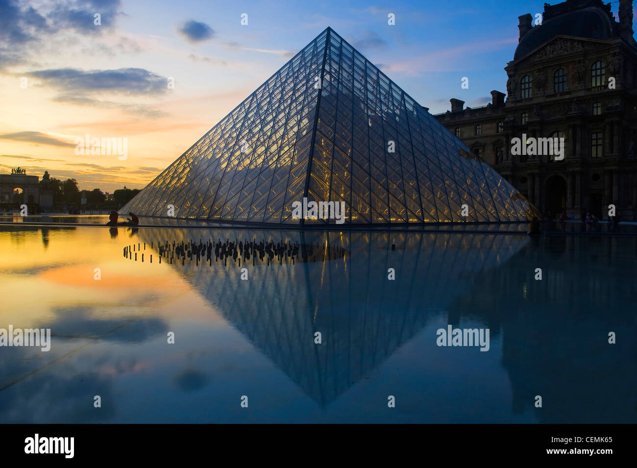 Piramide del Louvre / / Parigi Foto Stock