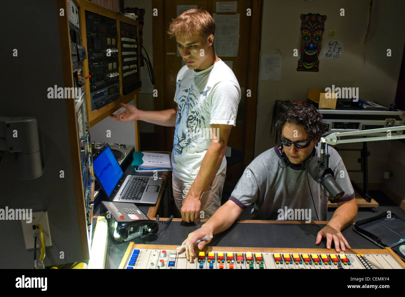 Mit campus est dormitorio casa manager joe graham si riempie per vinayak ranade come co-dj (con drew) dell'droppin' conoscenza radio show su del mit studente wmbr stazione radio. Foto Stock