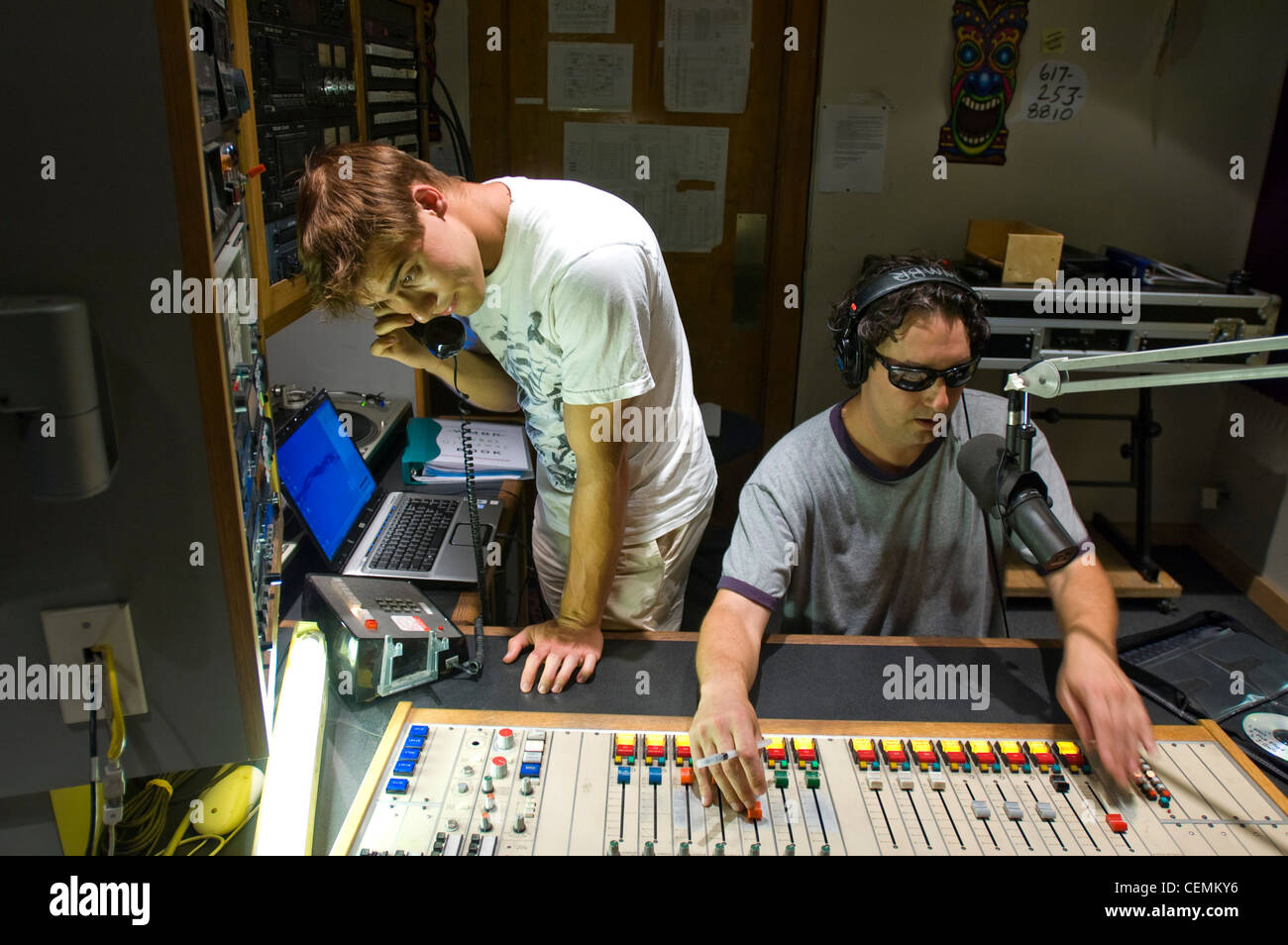 Mit campus est dormitorio casa manager joe graham si riempie per vinayak ranade come co-dj (con drew) dell'droppin' conoscenza radio show su del mit studente wmbr stazione radio. Foto Stock