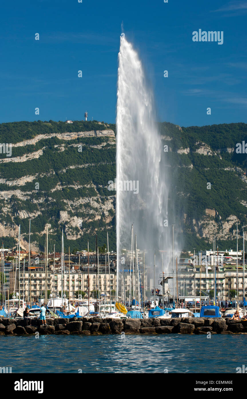 Fontana Jet d'Eau presso il Lago di Ginevra dal lungolago di fronte al Monte Saleve, Ginevra, Svizzera Foto Stock