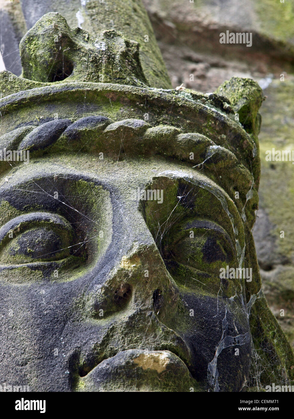 Logorato al di fuori del muro scultura in pietra di un santo nella Chiesa di Santa Maria Stafford ricoperta di ragnatele Foto Stock