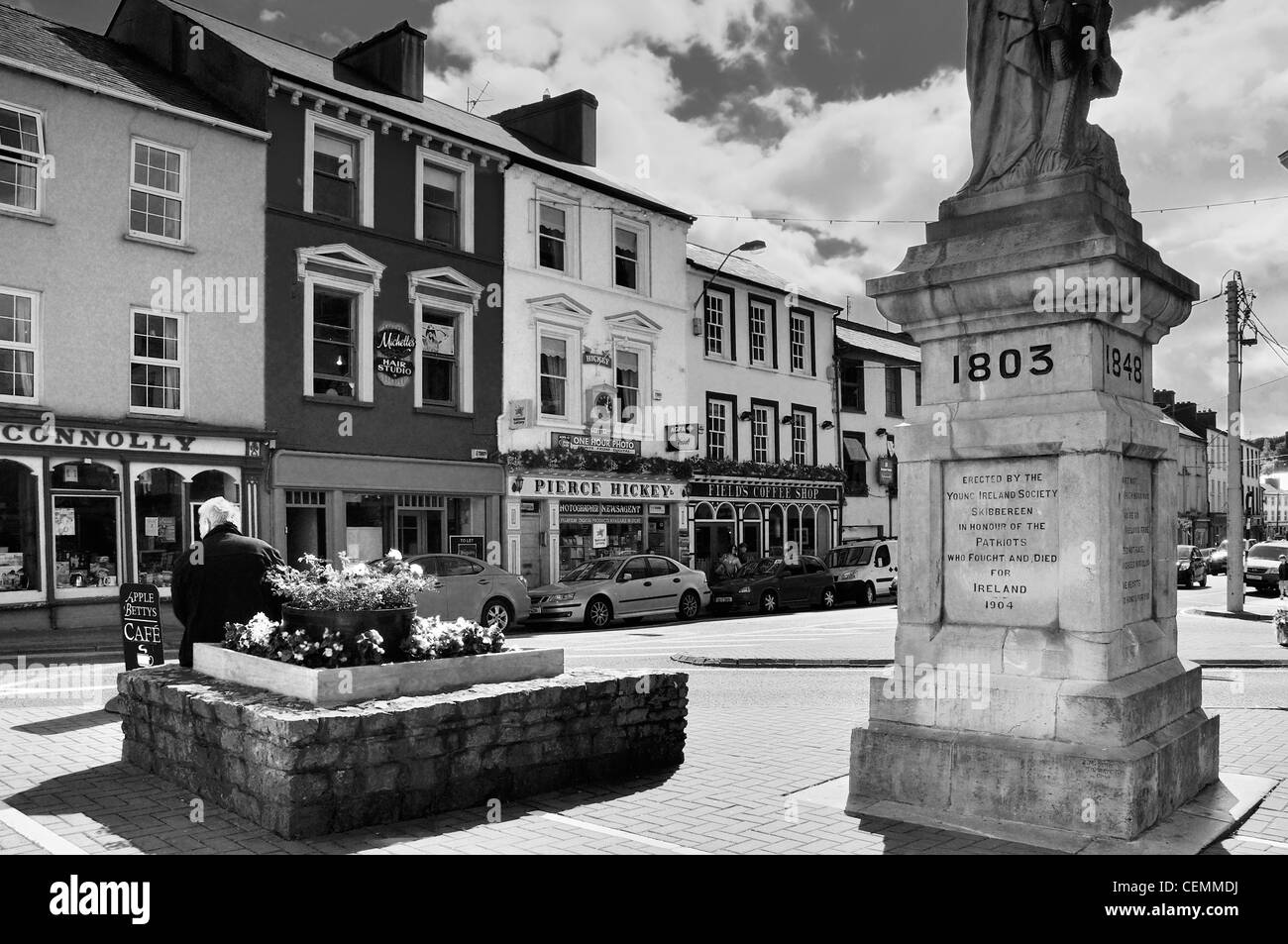 Plaza principale (intersezione di principale-, Nord-, Mercato- e High-Street) nel centro di Skibbereen, Contea di Cork, Irlanda. Foto Stock