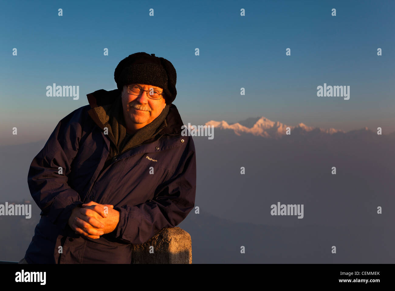 India Bengala Occidentale, Darjeeling, la Collina della Tigre, uomo occidentale tourist in posa davanti Kangchenjunga all'alba Foto Stock