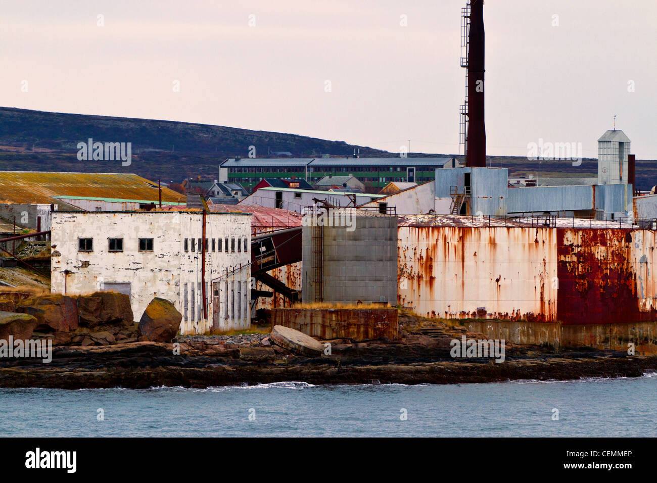 Petroliera abbandonati sito di stoccaggio a Vadso in Norvegia Foto Stock