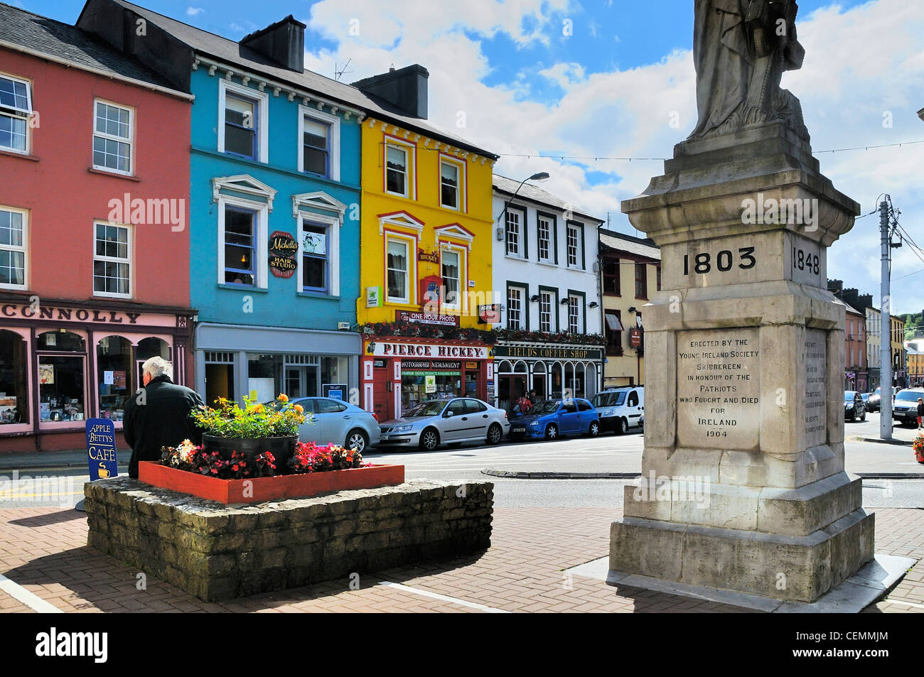 Plaza principale (intersezione di principale-, Nord-, Mercato- e High-Street) nel centro di Skibbereen, Contea di Cork, Irlanda. Foto Stock