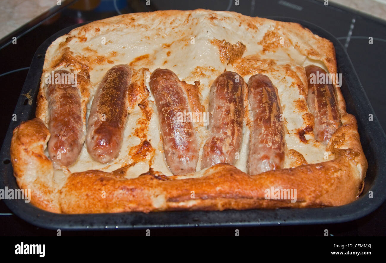 Home Rospo realizzata nel foro (British piatto di salsicce in pastella pudding) Foto Stock