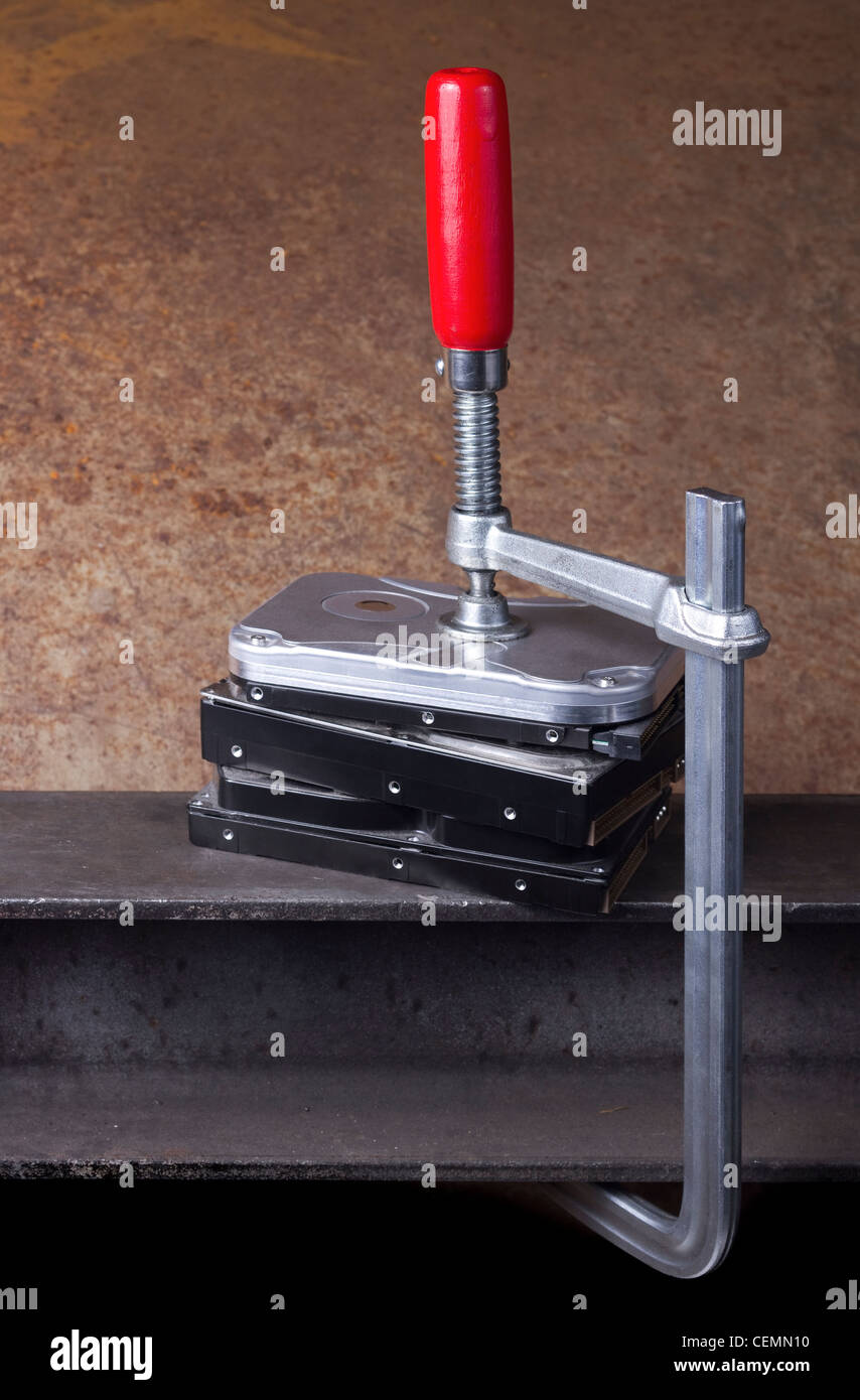 Alcuni dischi rigidi compressi con una vite clampin rusty indietro Foto Stock