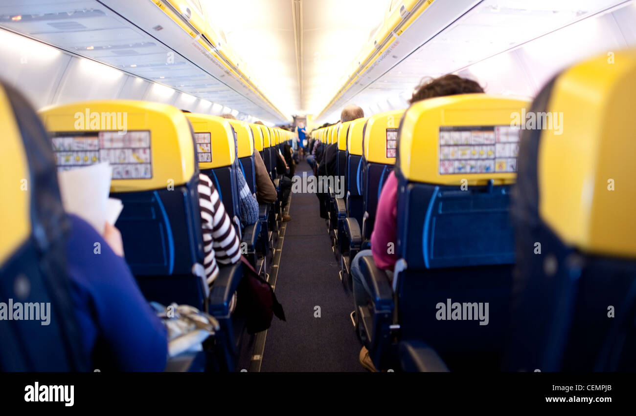 Corridoio di Ryanair il volo aereo passerella sedili sedile posteriore Foto Stock