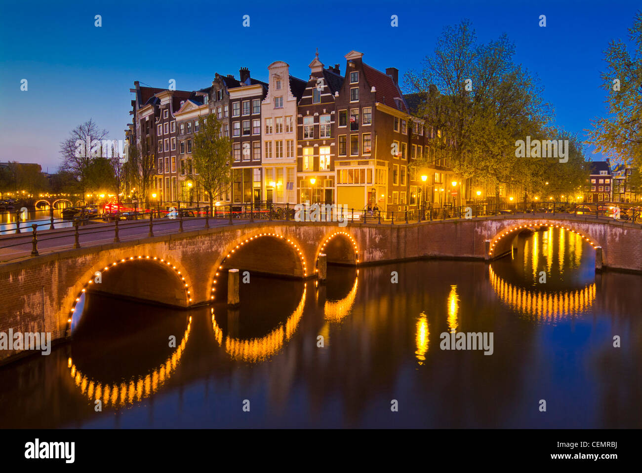 Ponti illuminati su Keizersgracht e Leidsestraat canali Amsterdam Olanda Paesi Bassi EU Europe Foto Stock