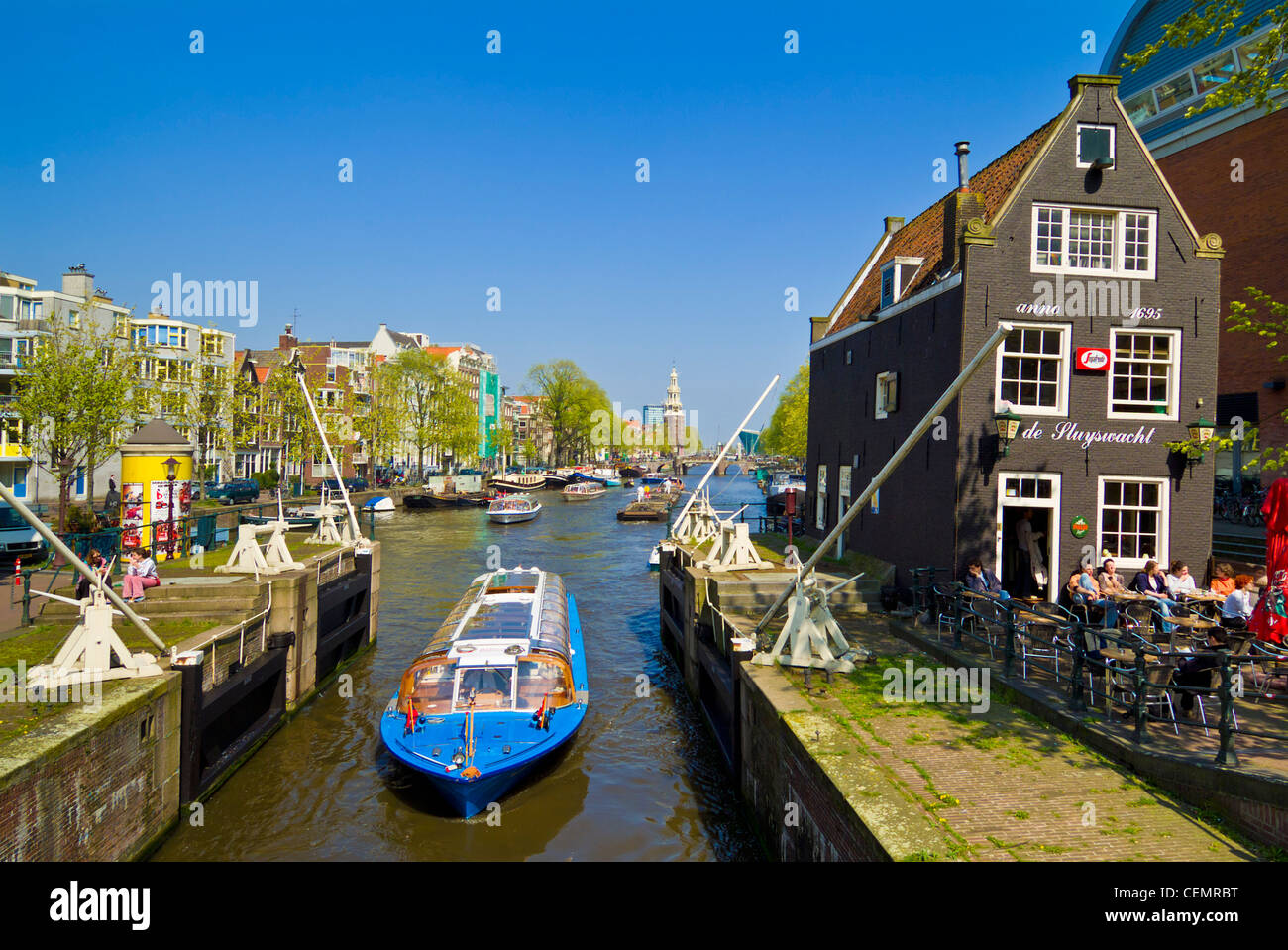 Gita in barca di crociera passando attraverso il Sint Antoniessluis nel Quartiere Ebraico Amsterdam Paesi Bassi Olanda UE Europa Foto Stock