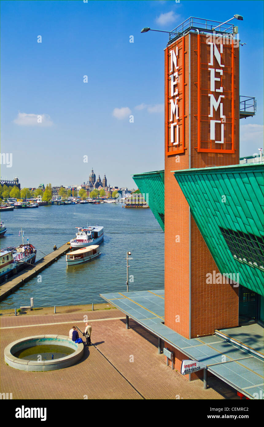 NEMO museo interattivo nel porto di Amsterdam Oosterdok Paesi Bassi Olanda UE Europa Foto Stock
