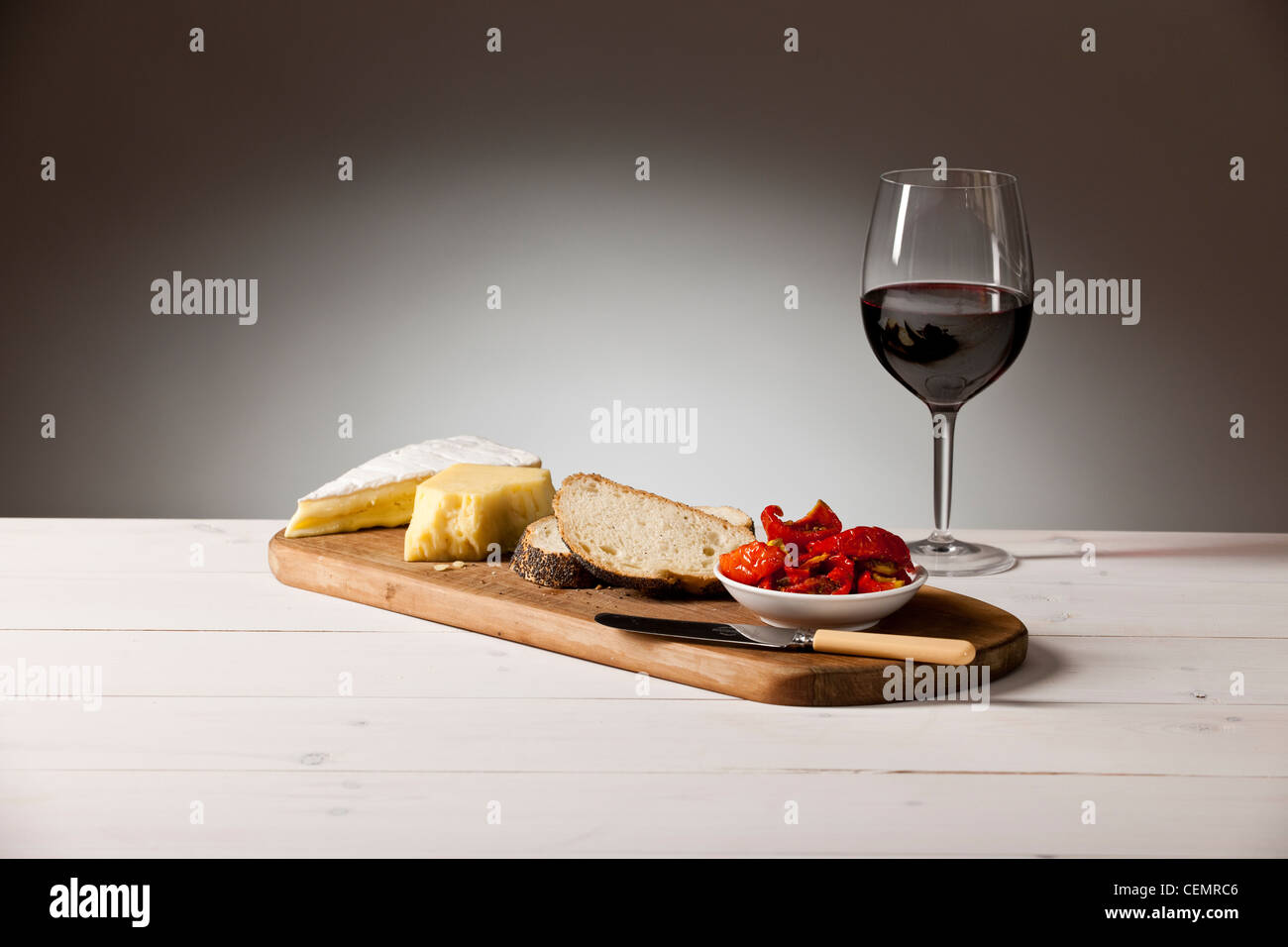 Pane e formaggio con pomodori secchi Foto Stock