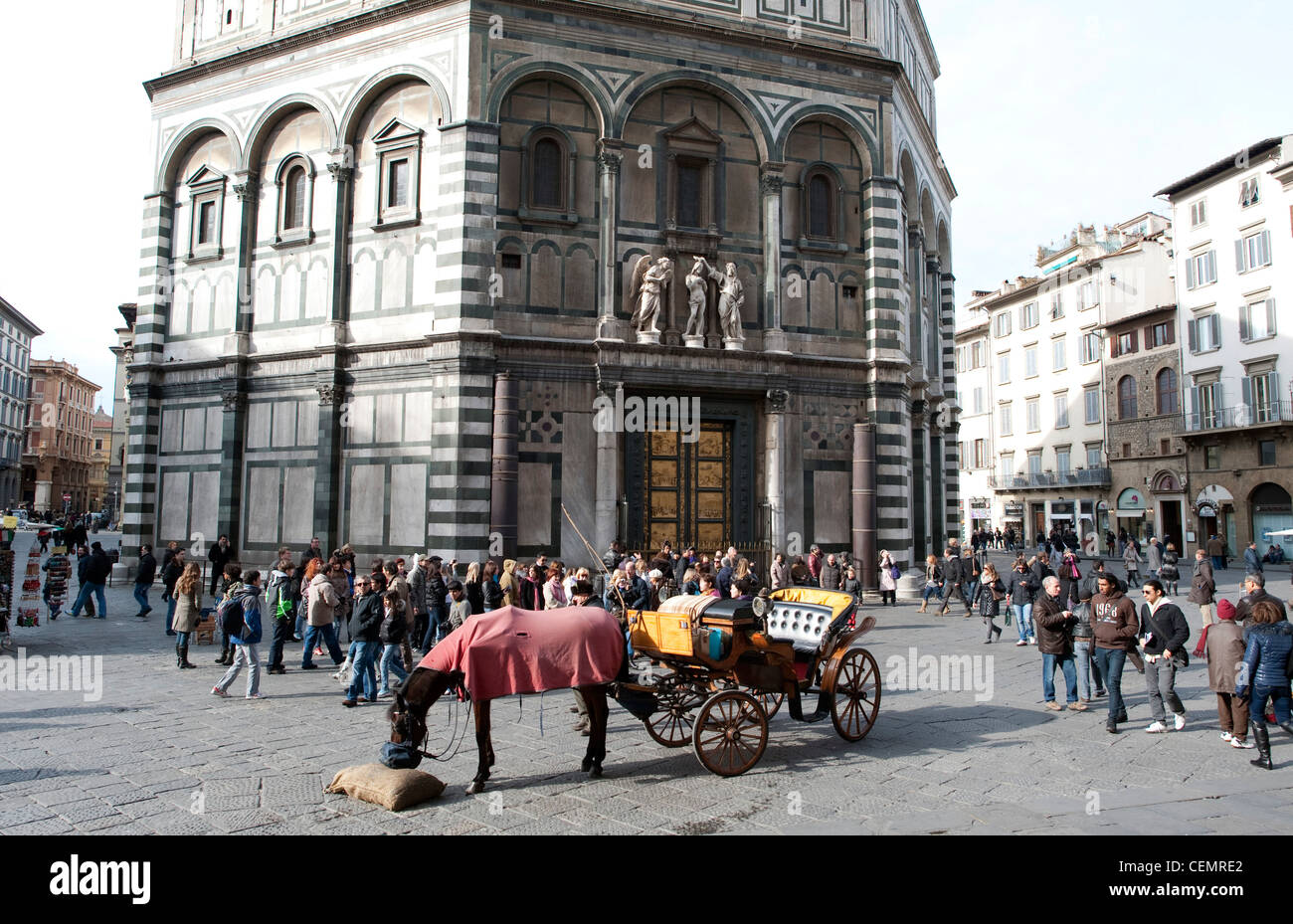 Cavallo e carrello a Firenze la Basilica di Santa Croce (Basilica di Santa Croce) Foto Stock