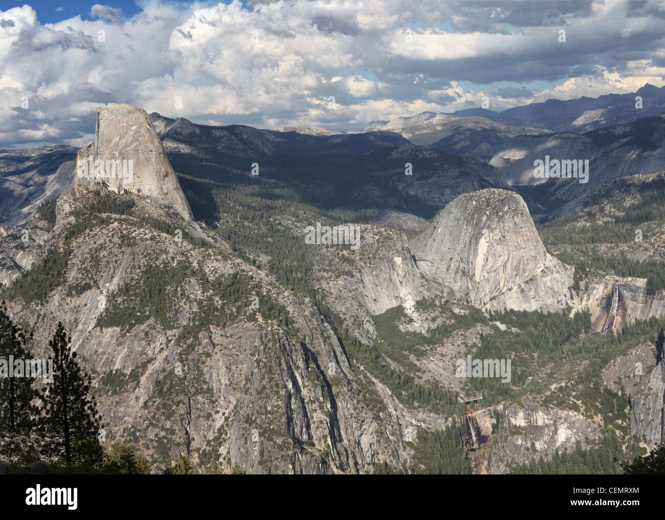 Half-Dome visto dal punto di Washburn, Yosemite NP California con il Nevada e primaverile cade anche visto Foto Stock