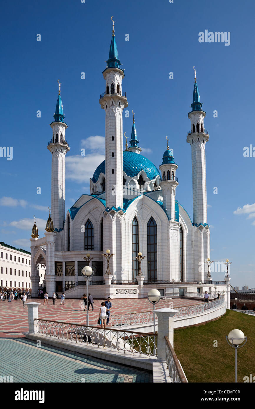 KAZAN, Russia - 01 agosto: musulmani lasciare Kul Sharif moschea dopo le preghiere su agosto 01, 2009 a Kazan, Russia Foto Stock