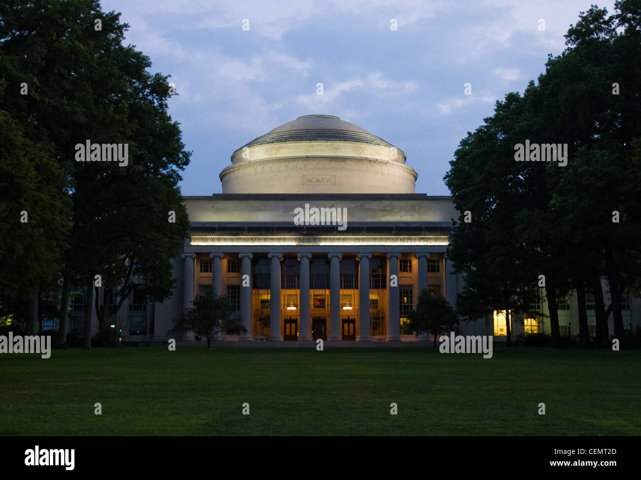 MIT's Killian corte, edificio 10, e la grande cupola visibile all alba del 13 luglio 2008. Foto Stock